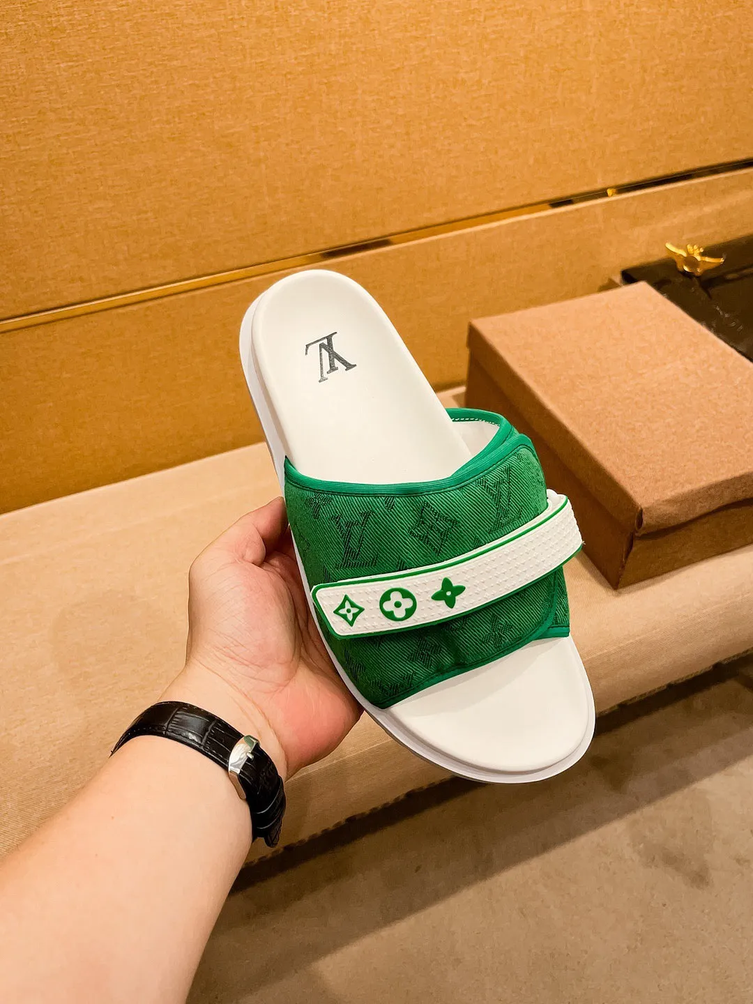 Men's men's shoes 💰 320💰 New model on the market 🔥[LV🔥 Louis Vuitton slippers] High-end 1:1 mold customization, original upgraded version of the outsole, lighter and non-slip. The top quality in the market, fashion focuses on trends, versatile and popular, simple yet tasteful, a must-have for fashionistas, exuding a fashionable and casual atmosphere, fashion is at your feet, full of confidence, the same style at the counter👍The season of spring and summer slippers is here, they are super beautiful to wear, 38-44 3⃣️colors available🔥